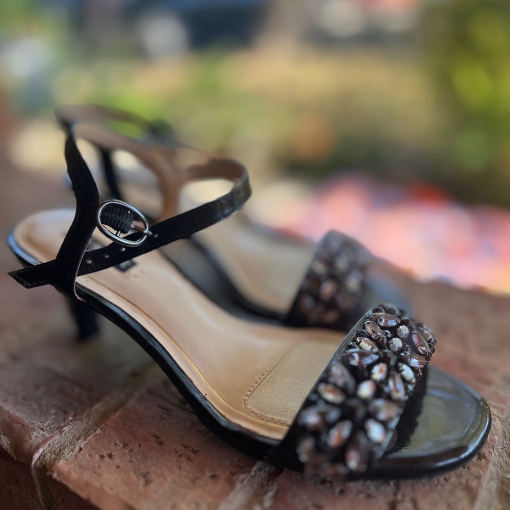 Kitty heels 3 in  black with beautiful black and grey missing 1 stone